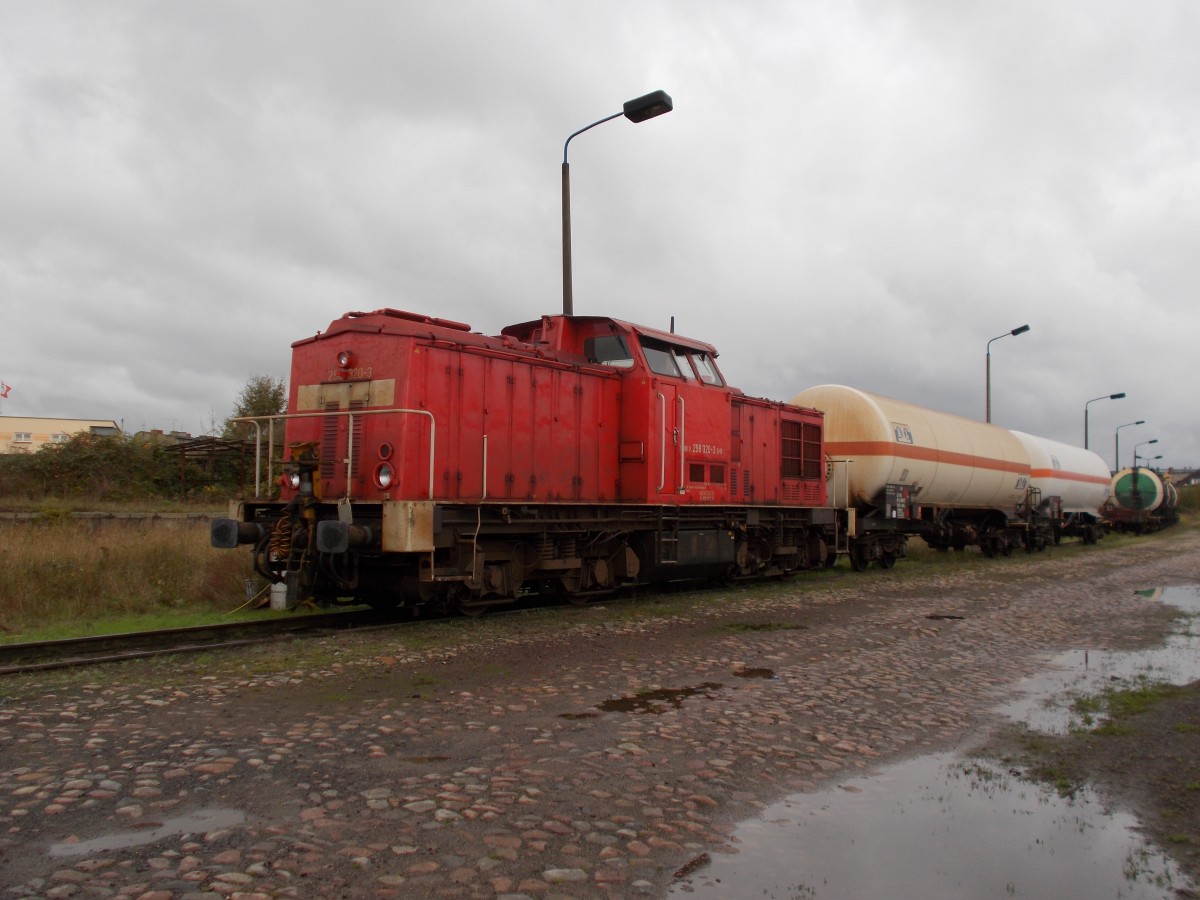 Am 20.Oktober 2014 stand 298 320 mit zwei Kesselwagen und am Ende mit russischen Kesselwagen in Stralsund.