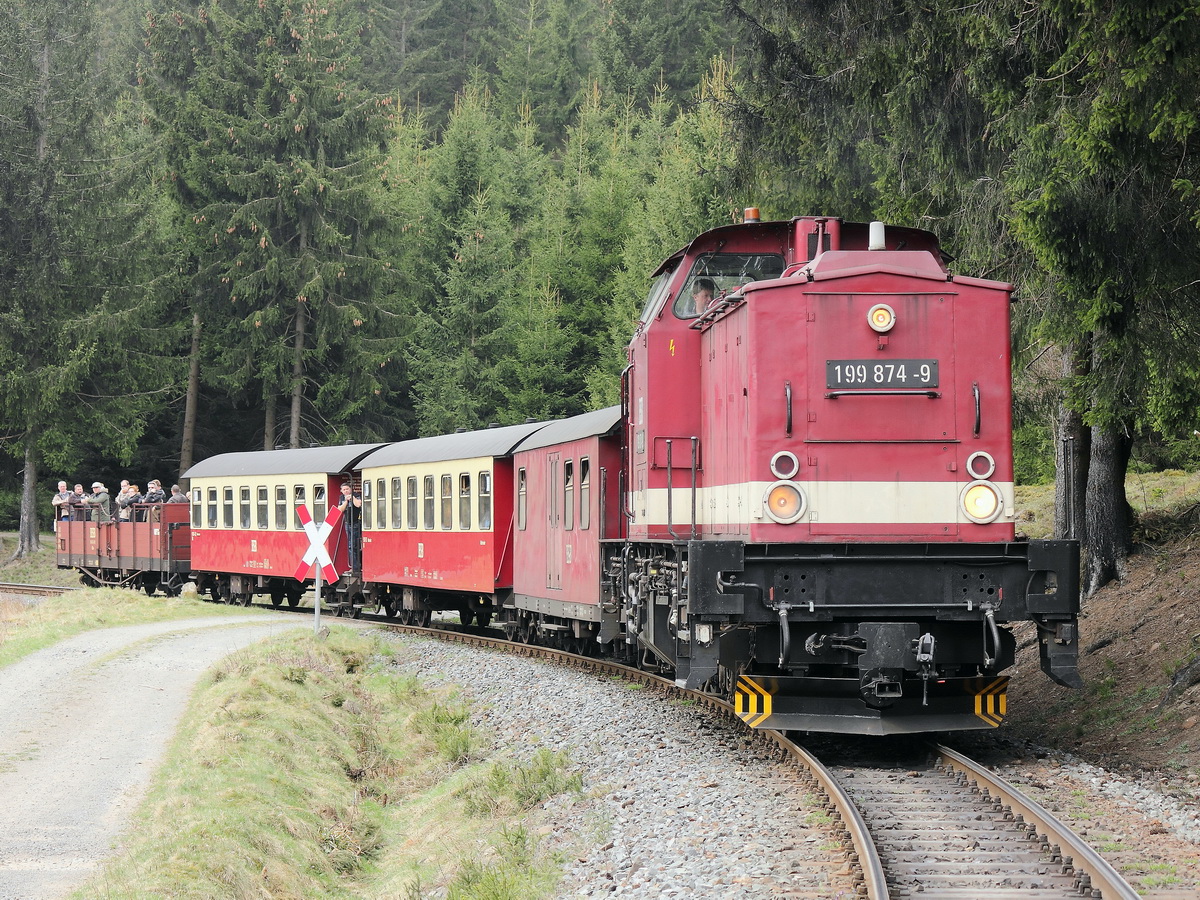 Am 25. April 2015 auf der Strecke zwischen Sorge und Allerbach fhrt 199 874-9 in Richtung Brocken als Sonderfahrt