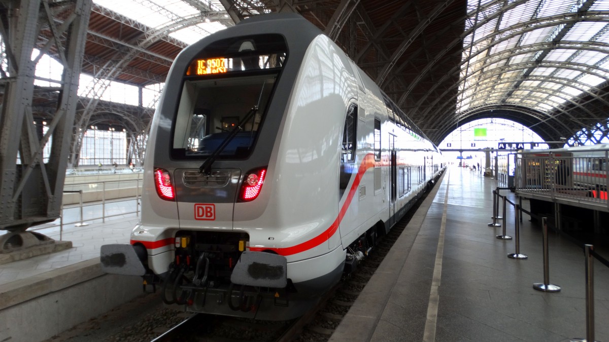Am 9. Dezember 2015 fand die Eröffnung der NBS Erfurt-Leipzig/Halle statt. Hier ist ein Dosto-IC als Sonderzug nach Halle(Saale)Hbf in Leipzig Hbf zu sehen. 