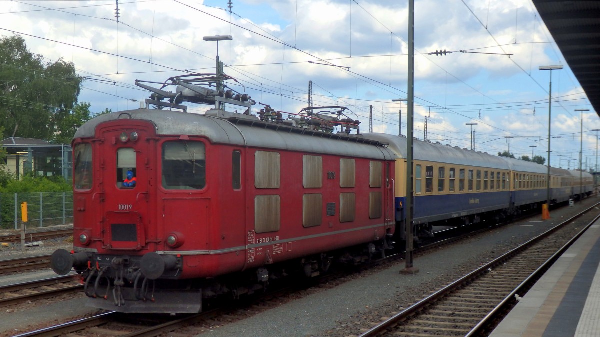 An einem Abend im Juni 2015 stand in Bamberg eine abgestellte Garnitur eines Sonderzuges der Centralbahn, der von Dillenburg nach Bamberg und zurck verkehrte.
Zuglok war eine Re 4/4 10019, aus dem Jahre 1946!