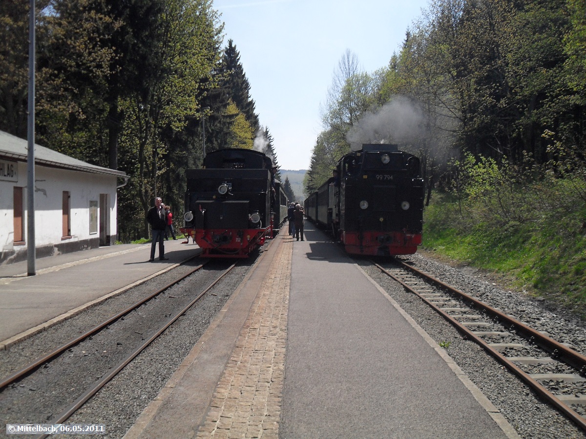Anlsslich der Einweihung der  neuen  Lok 20 der Mansfelder Bergwerksbahn am 06.05.2011 auf der Fichtelbergbahn wurde mit Lok 20 ein Sonderzug fr geladene Gste von Kurort Oberwiesenthal nach Niederschlag gefahren. Hier wird der Sonderzug in Niederschlag von einem Regelzug berholt.