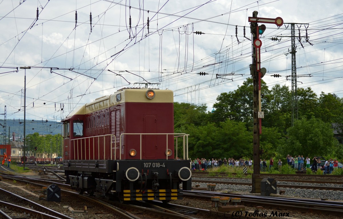 Auch die 107 018 passt gut neben das Formsignal. Aufgenommen am 13.06.2015 beim Sommerfest in Koblenz