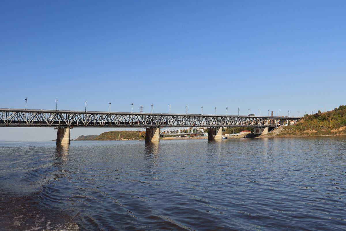 Auffahrt auf die längste Bahnbrücke über den Amur am 22.September 2017 bei Chabarowsk.