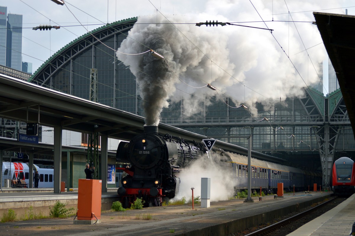 Ausfahrt der 01 1066 (UEF) aus Frankfurt Hbf mit dem Sonderzug  50 Jahre Fernschnellzug Roland  nach Kassel aus. Bild des Monats April.2015