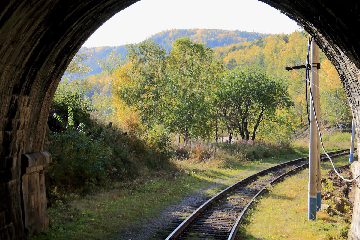 Ausfahrt aus einen Tunnel am Baikalsee auf der stillgelgten Strecke der Transsibirische Eisenbahn am 16. September 2017.
