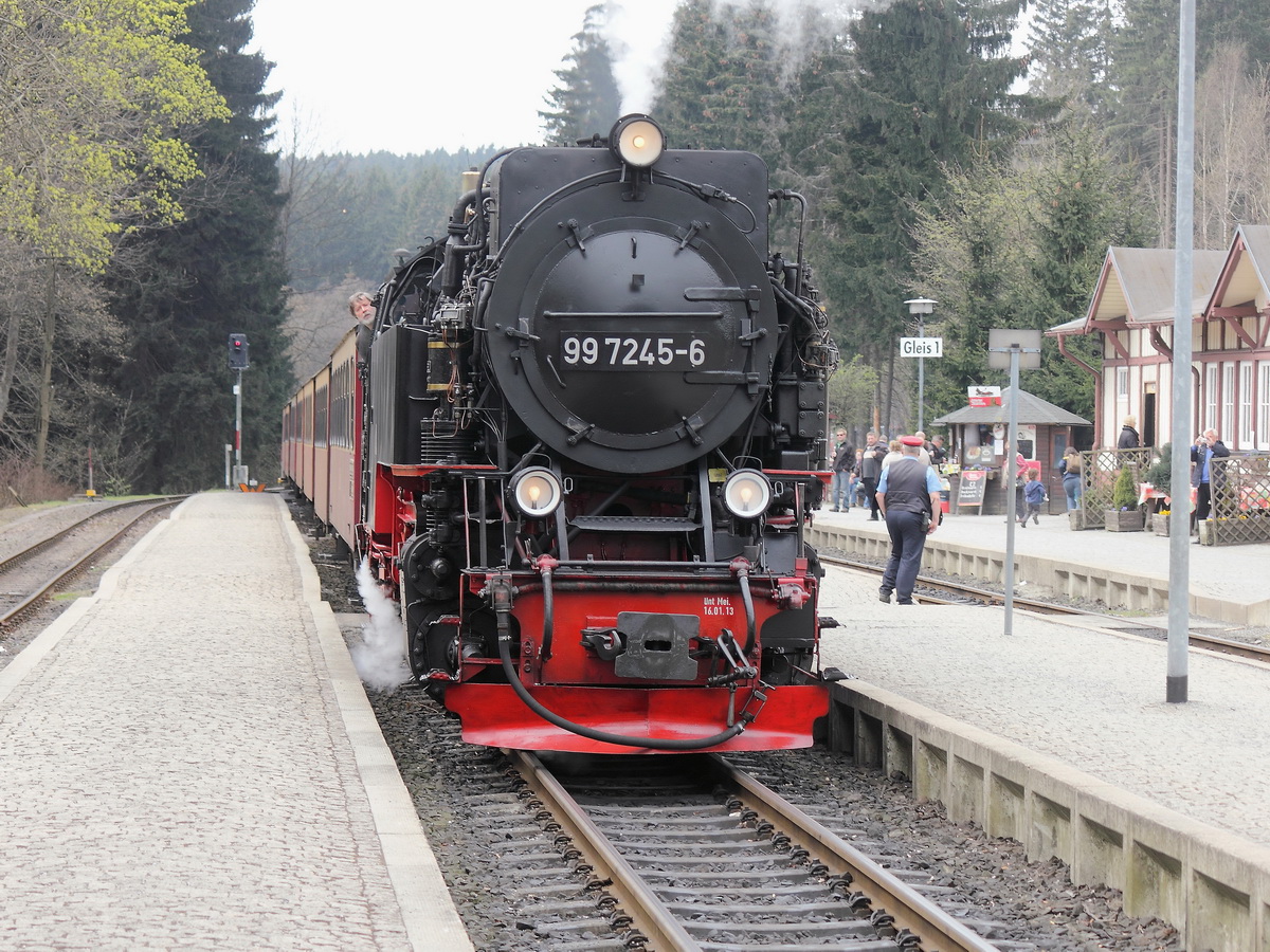Bahnhof Drei Annen Hohne, Einfahrt 99 7245-6 am 25. April 2015, zu diesem Zeitpunkt noch fahrfhig.