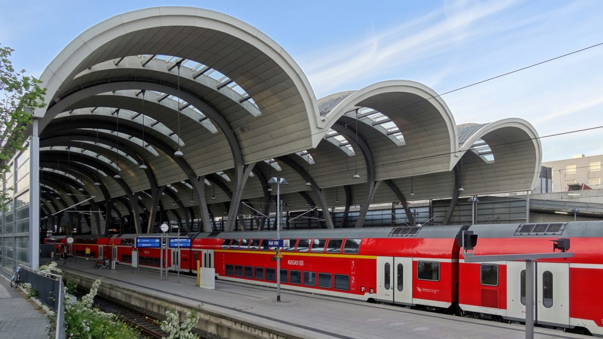 Blick auf die Halle des Kieler Hauptbahnhofes. Im Vordergrund steht der RegionalExpress nach Hamburg Hbf.
Aufgenommen im Mai 2014.