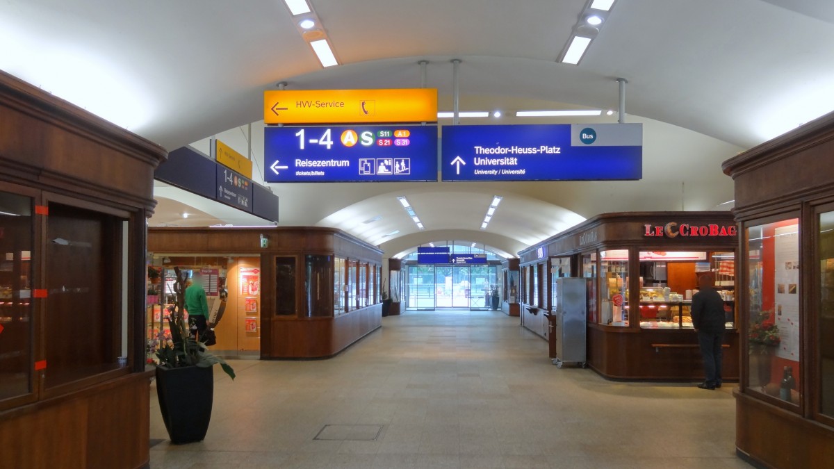 Blick in die Empfangshalle des Bahnhofes Hamburg Dammtor.
Aufgenommen im Juni 2014.