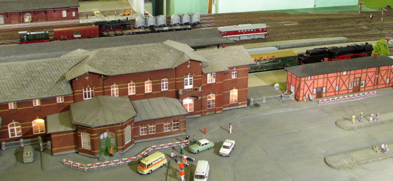 Das Bahnhofsgebäude mit Zügen des Bahnhofs Arnstadt auf der Modellbahn des Eisenbahnmuseum Arnstadt.