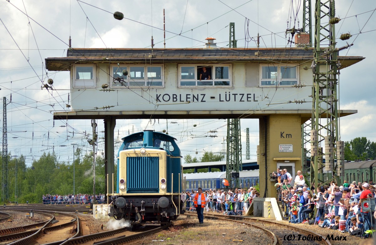 Das passende Gegenstück zur Ost V 100 ist natürlich die West V 100, die beim Sommerfest am 13.06.2015 in Koblenz von 212 372-7 dargestellt wurde.