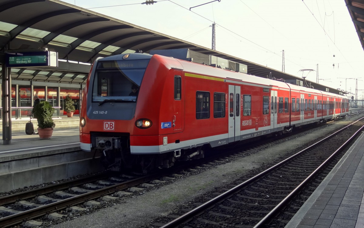 Der RE Bamberg-Würzburg in Gestalt von 425-145 steht in Bamberg am Gleis 2 bereit.
Aufgenommen im Januar 2014.