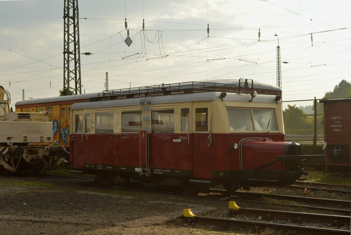 Der T 141 sonnt sich in der Morgensonne in Darmstadt-Kranichstein am 20.09.2015