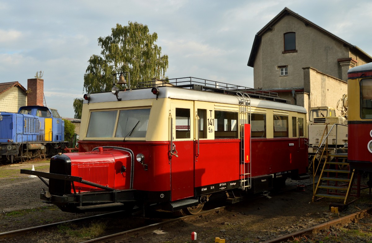 Der T 141 sonnt sich in der Morgensonne in Darmstadt-Kranichstein am 20.09.2015
