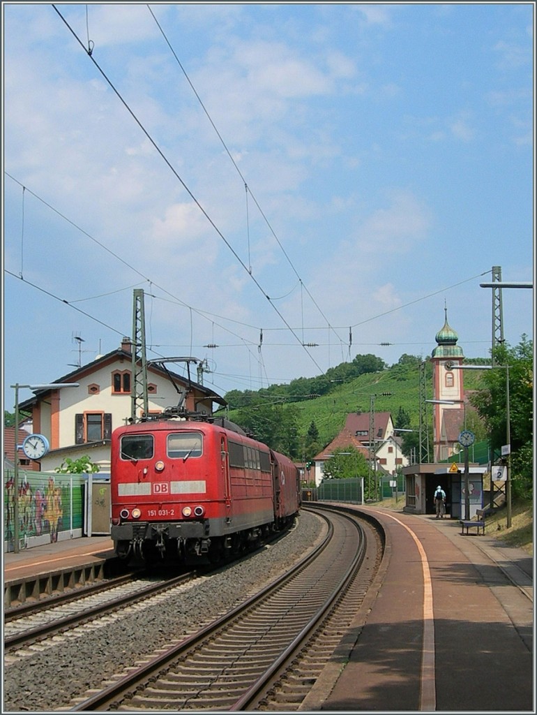 Die 151 031-2 mit einem Gterzug fhrt in Bad Bellingen durch. 
25. Mai 2006