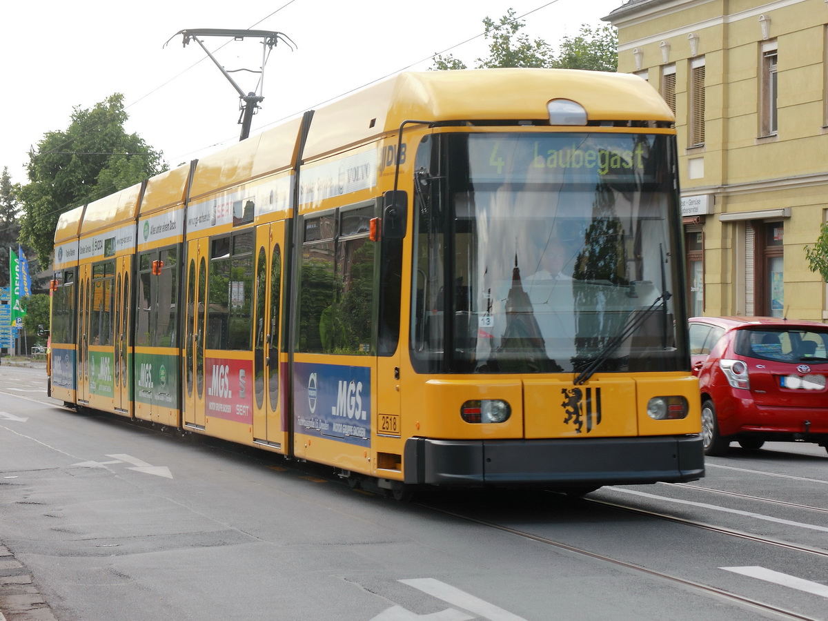 Die Dresdner 2518 am 19. Juni 2015 in der x Strasse in Richtung Laubegast als Linie 4 in Radebeul.