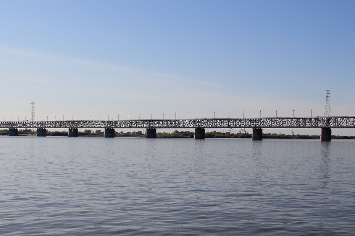 Die längste Bahnbrücke über den Amur am 22.September 2017 bei Chabarowsk im Fernen Osten Russlands. Die Länge beträgt 2599 Meter (mit Auffahrten 3890,5 Meter).