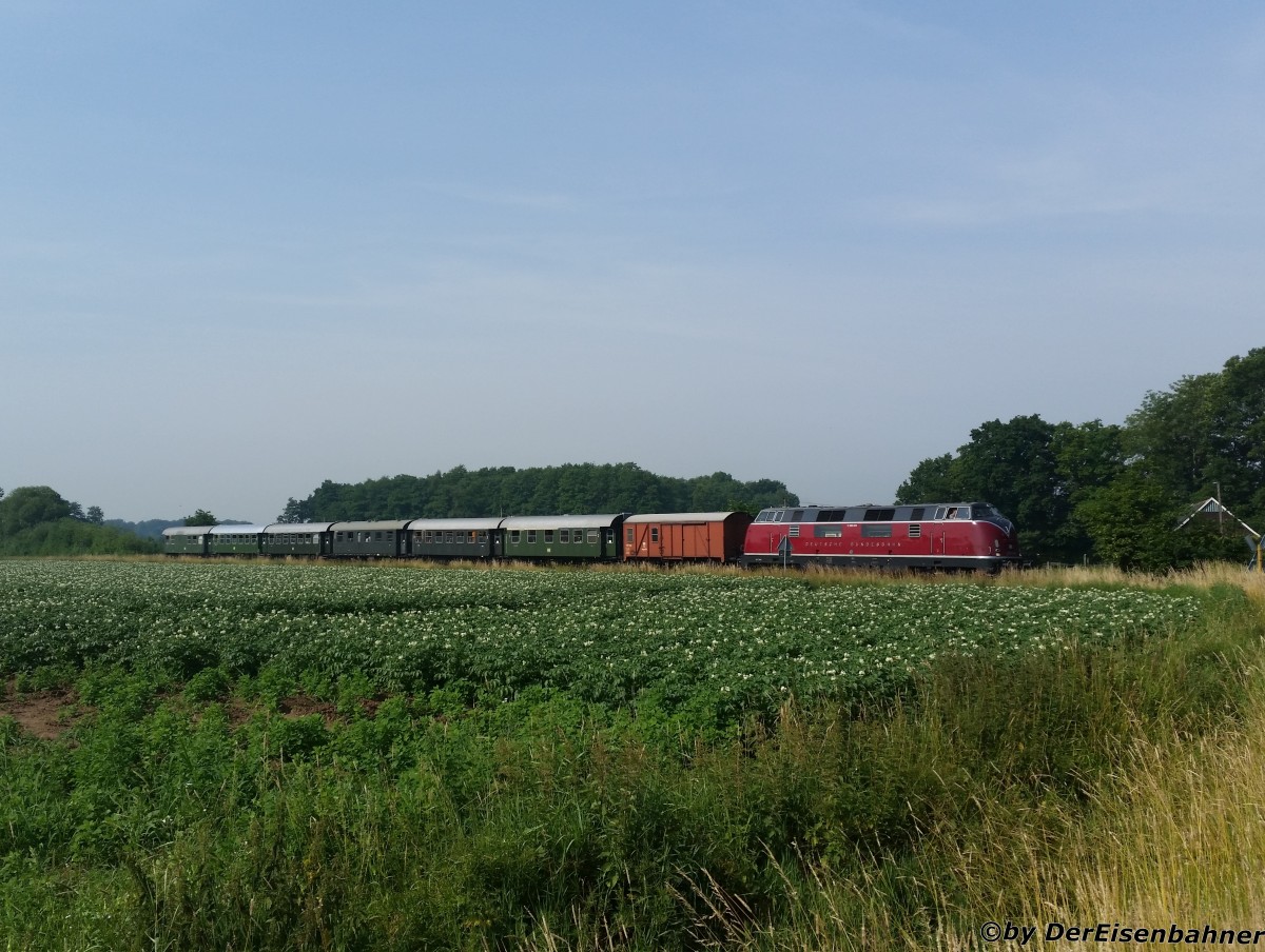 Die V200 033 auf dem weg nach Wilhelmshaven (Hhe Badbergen) am 04.07.2015