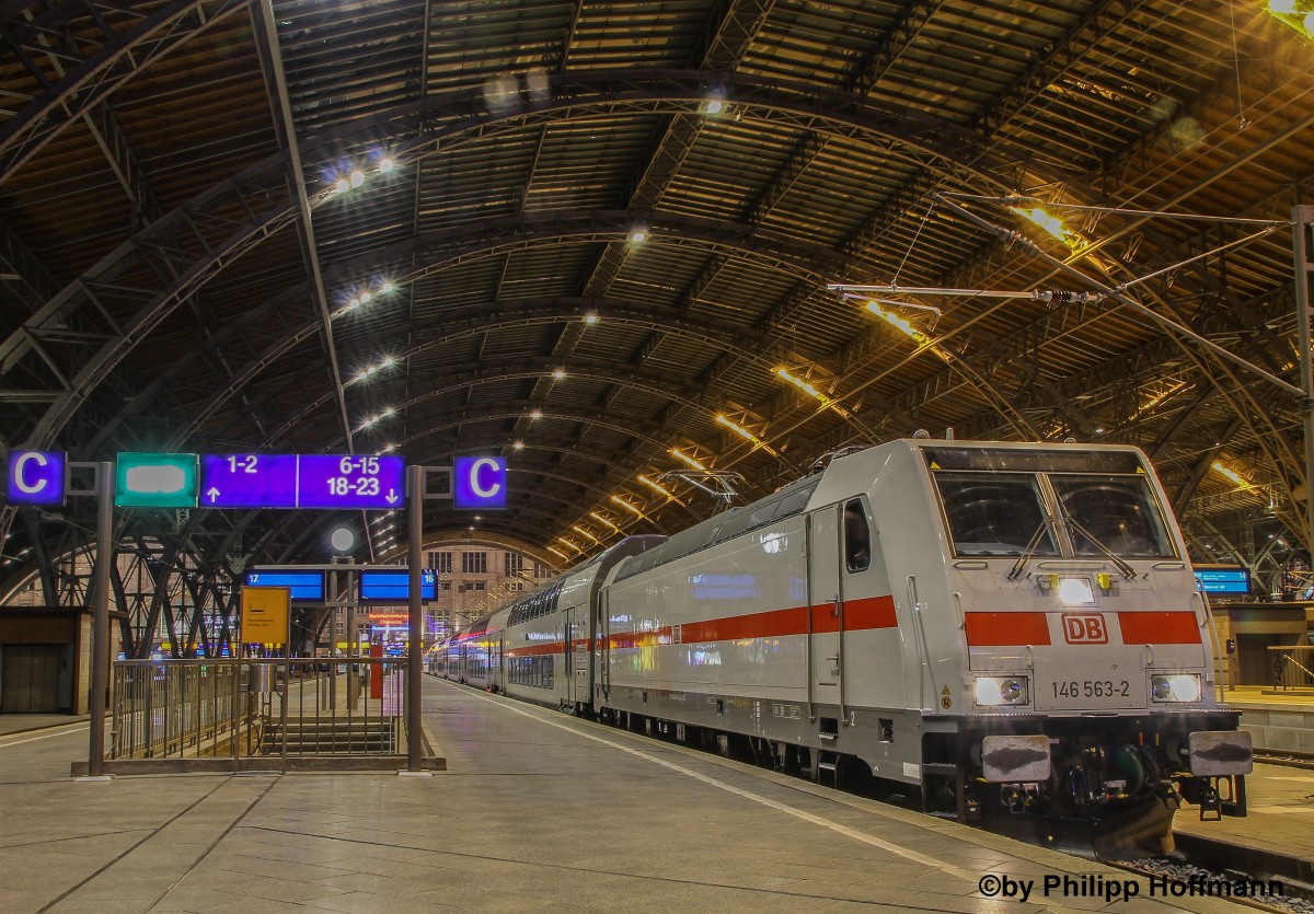 Die Woche beginnt mit dem IC 2 und endet mit dem IC2, zu mindest die  Arbeitswoche . ;) 146 563-2 mit der IC2-Garnitur  Magdebuger Brde  nach erfolgreicher Testfahrt nach Hannover in der Bahnhofshalle von Leipzig.Platz 2 (Bild des Monats) November 2015.