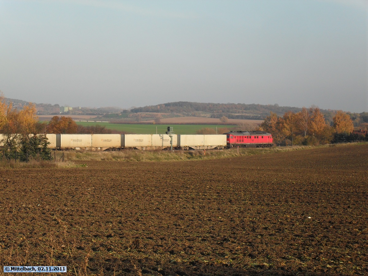 Ein Güterzug, gezogen von einer Lok der Baureihe 232 am 02.11.2011 in der Ortslage Nauendorf auf den Weg nach Halle (Saale).