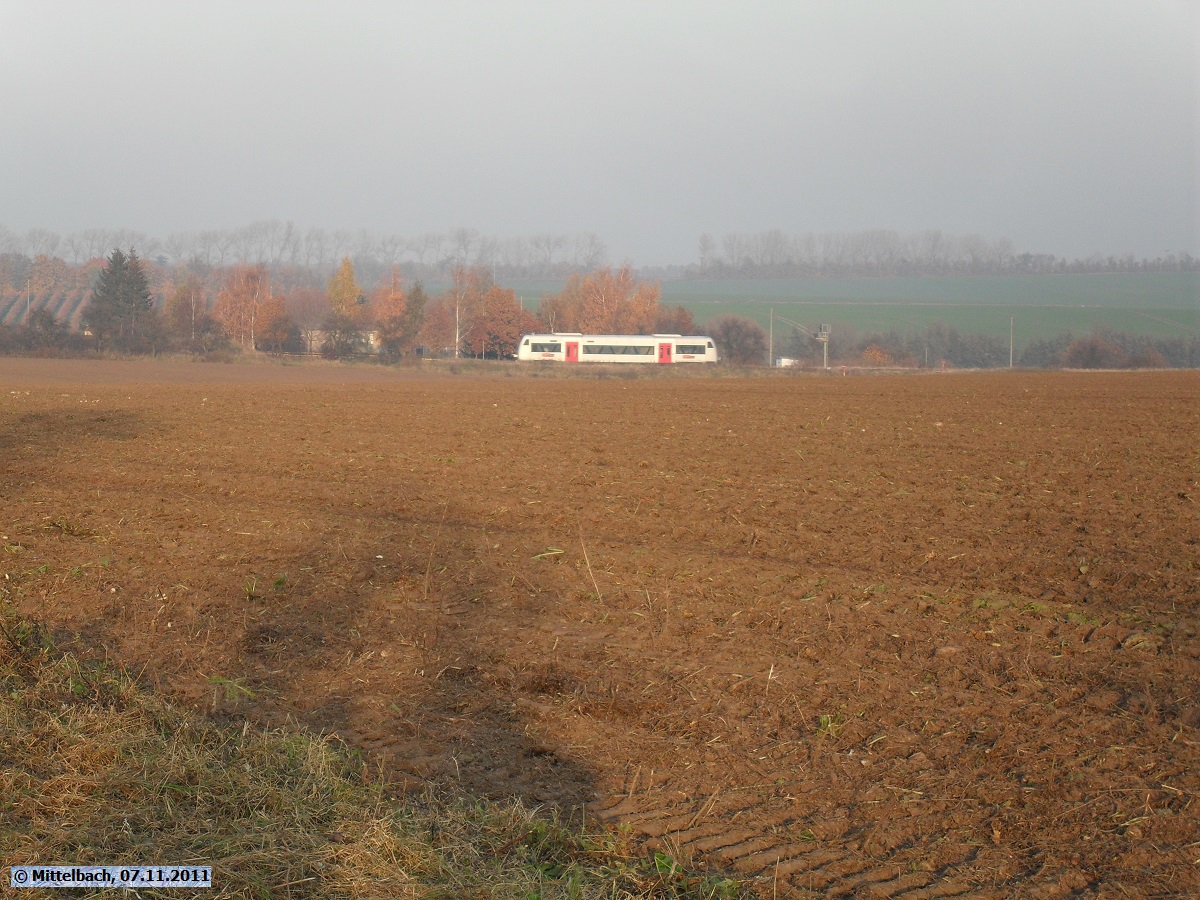 Ein HEX am 07.11.2011 in der Ortslage Nauendorf auf dem Weg nach Halle (Saale). Seit 2011 sind die Triebwagen der Veolia-Konzerntochter Mitteldeutsche Regionalbahn auch teilweise auf dem HarzElbeExpress unterwegs.