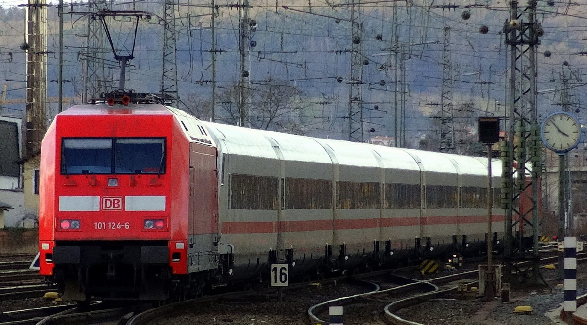 Ein ICE nach Warnemünde über Berlin im Form eines 101er-Sandwich mit 7 ex-Metropolitan Wagen verlässt Bamberg.
Aufgenommen im Februar 2014.