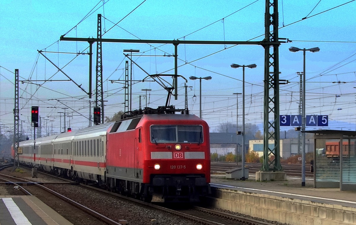 Ein Intercity mit zwei E-Loks der Baureihe 120 in Sandwichtraktion erreicht den Bahnhof Lichtenfels.
Aufgenommen im November 2015.