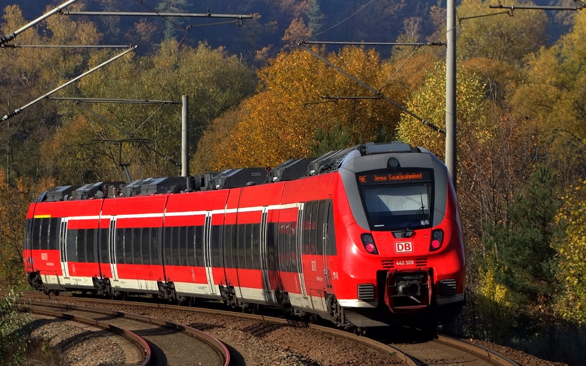 Ein RE nach Jena Saalbahnhof bei Kaulsdorf.
Aufgenommen im November 2015.
