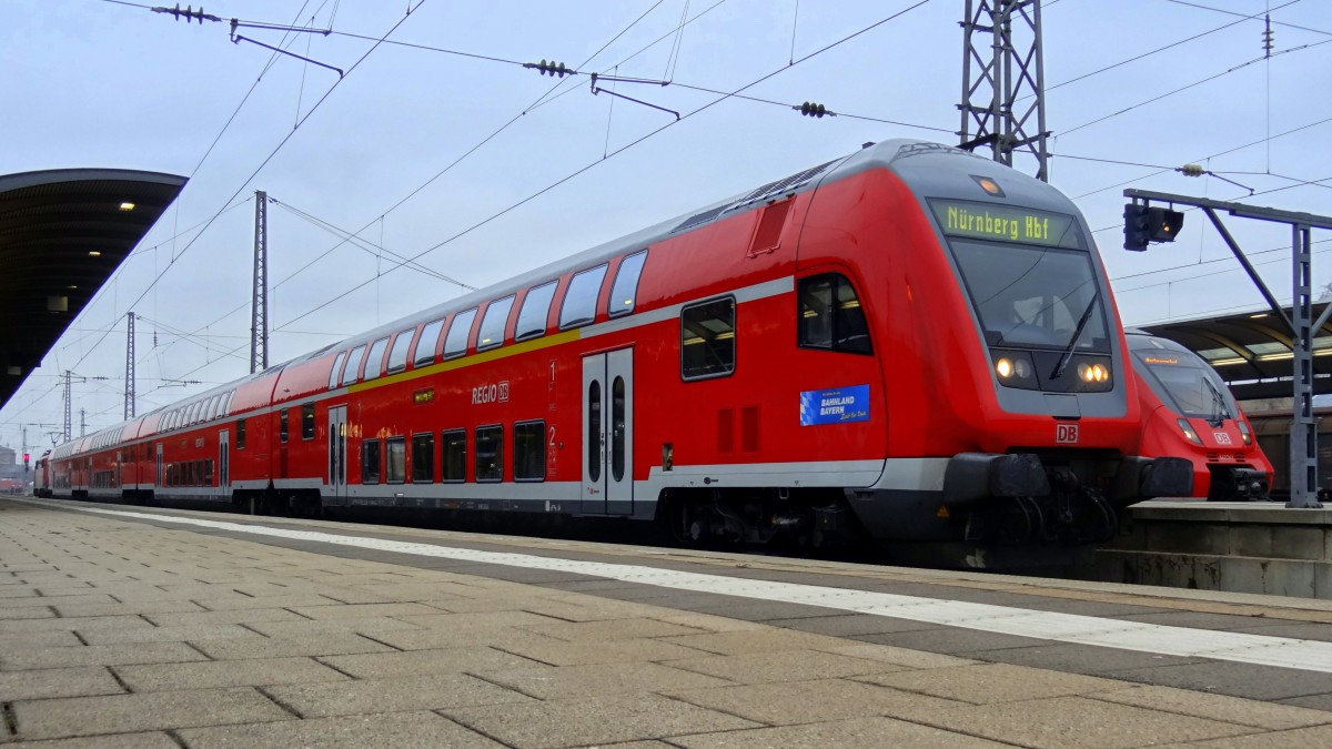 Ein RE-Zugpaar pro Tag zwischen Nrnberg und Bamberg fhrt mit 111 und modernen Doppelstockwagen. Der Rest wird mit 442-Doppelzgen gefahren. Aufgenommen im Januar 2014 in Bamberg.