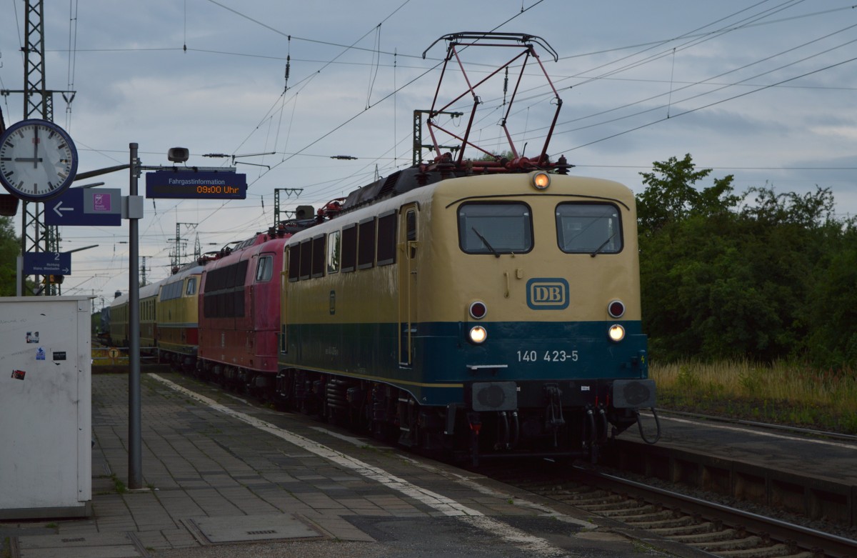 Ein Überführungszug von Koblenz nach Darmstadt-Kranichstein. Dort wurde die 103 101 (zweite Lok). Von dort aus brachte die 140 423 den Zug nach Eisenach, um den Adler-Zug dort der Meininger Werkslok zu übergeben. Dann fuhr der Zug weiter nach Nürnberg, um die E 03 001 (dritte Lok) ins dortige DB-Museum zubringen. Hier bei der Durchfahrt am 23.06.2015 in Weiterstadt.