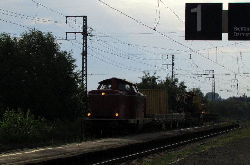 Eine DB V100 durchfuhr am 20.Juli.2014 mit einem Bauzug den Bahnhof Weiterstadt