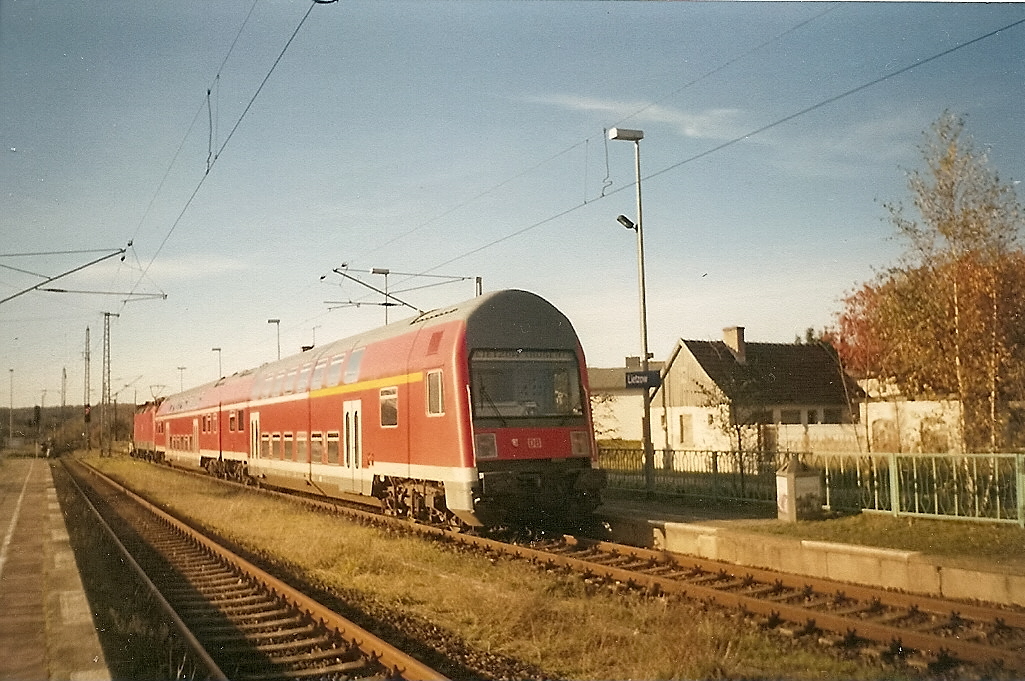 Eine Regionlbahn am Binzer Bahnsteig in Lietzow.Beide zuerkennende Gleise existieren seit dem letzten Umbau nicht mehr.