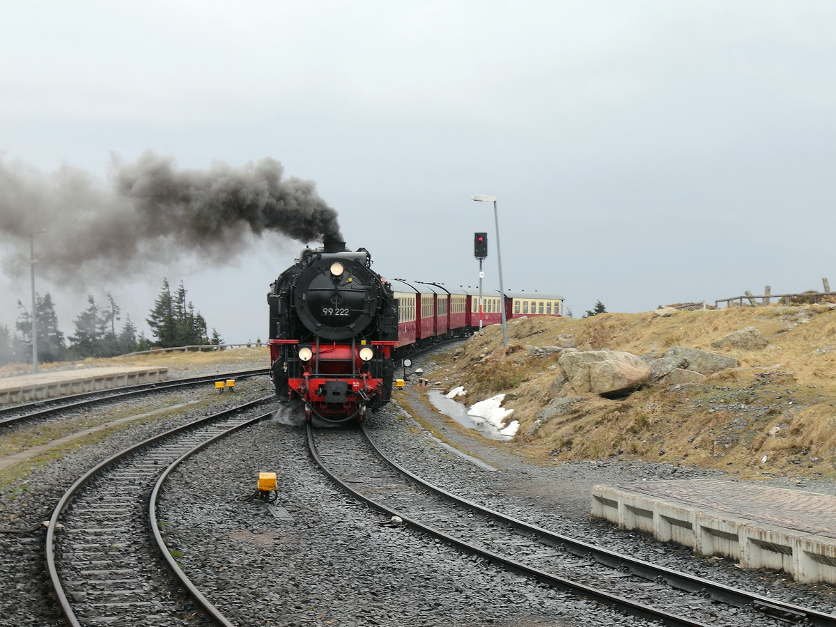 Einfahrt 99 222 in  dem Bahnhof Brocken  am 25. April 2015.