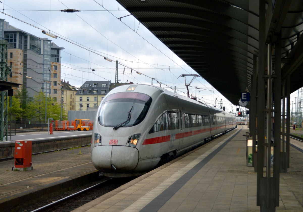 Einfahrt eines ICE 3 in den Frankfurter Hbf am 26.04.2015.