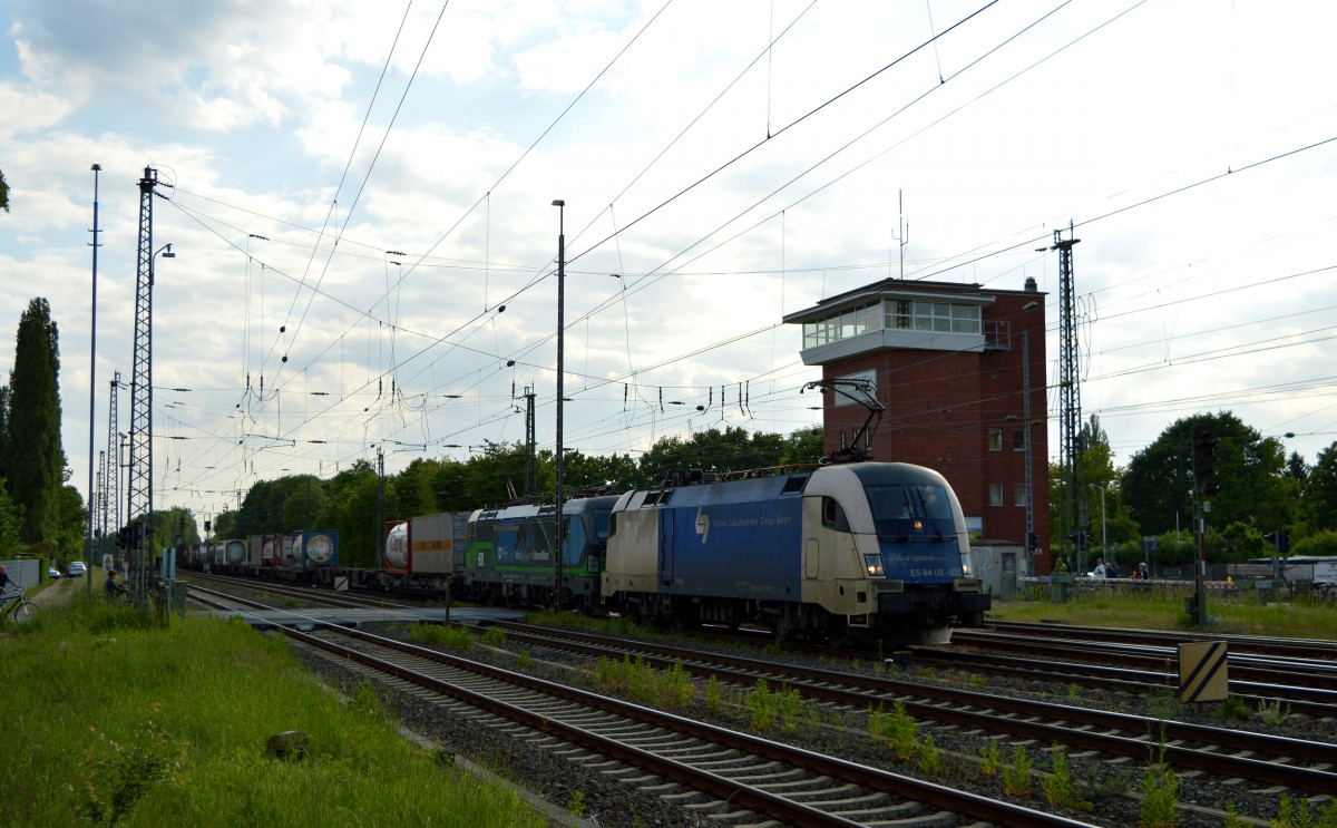 ES 64 U2 - 020 und eine 193 bei der Durchfahrt durch Darmstadt Kranichstein am 17.05.2015