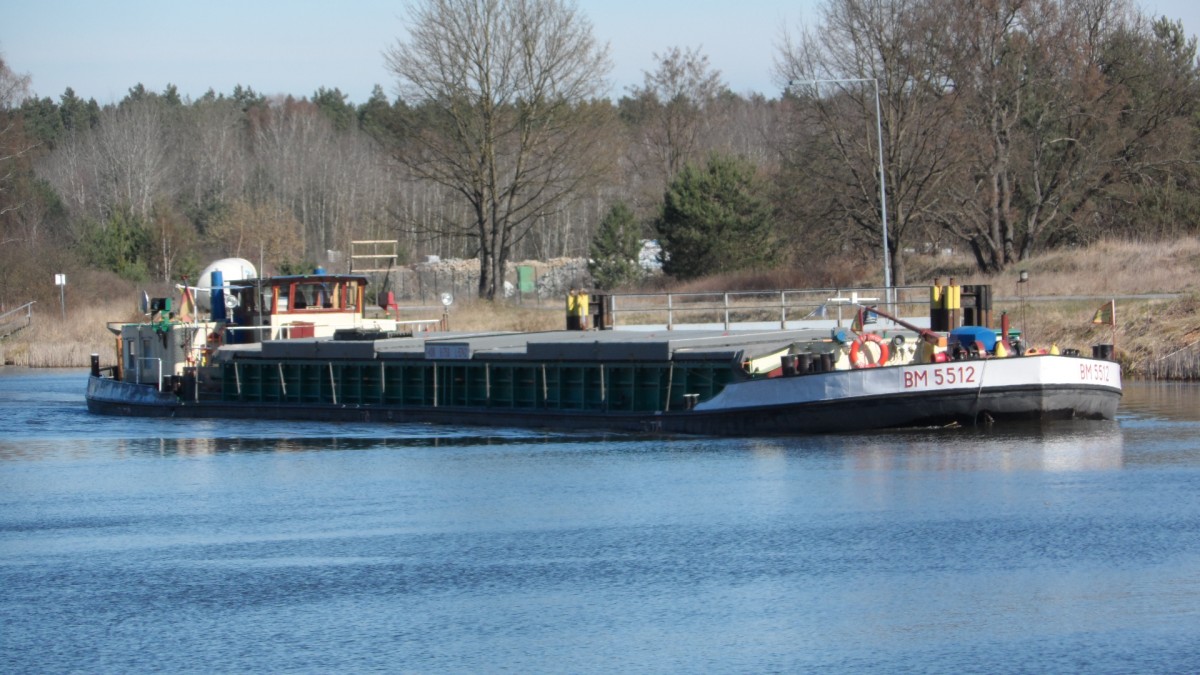 Gütermotorschiff BM 5512 aus Berlin im Oder - Havel - Kanal am 27.03.2014 vor Einfahrt in die Schleuse Lehnitz