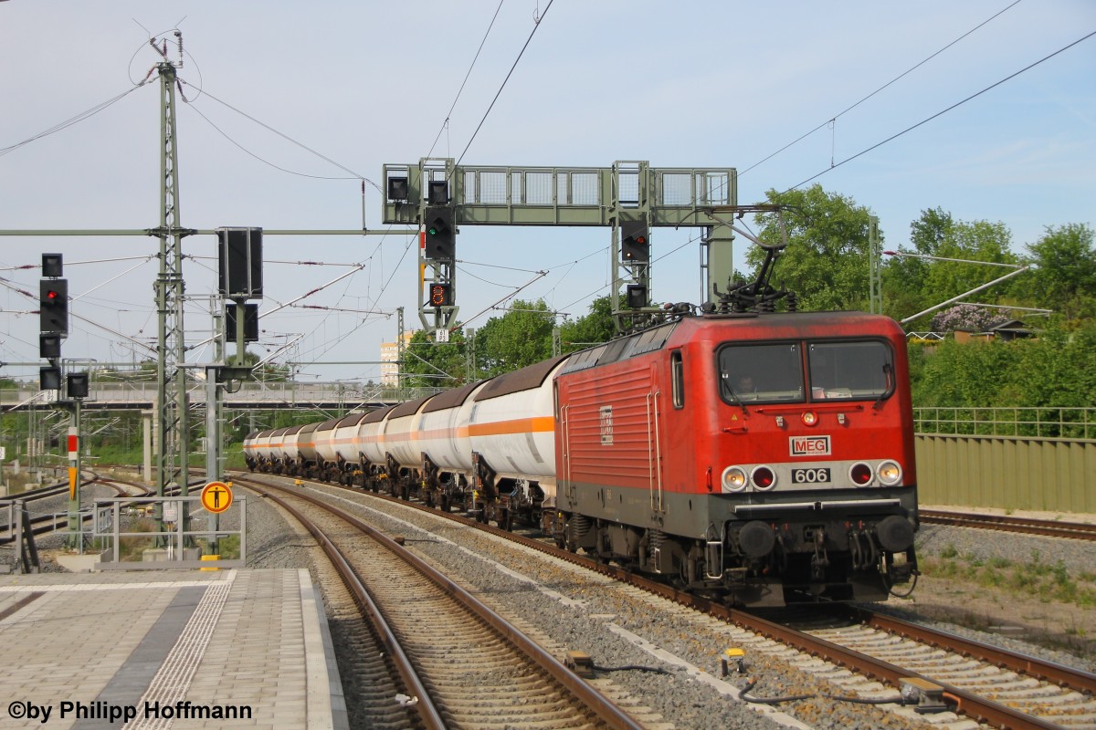 MEG 606 (143 864-7) kam am 11.05.2015 mit einem Kesselzug durch Leipzig Connewitz in Richtung Gaschwitz. Später kam sie LZ zurück, deswegen denk ich mal das der Zug nur bis Böhlen ging.