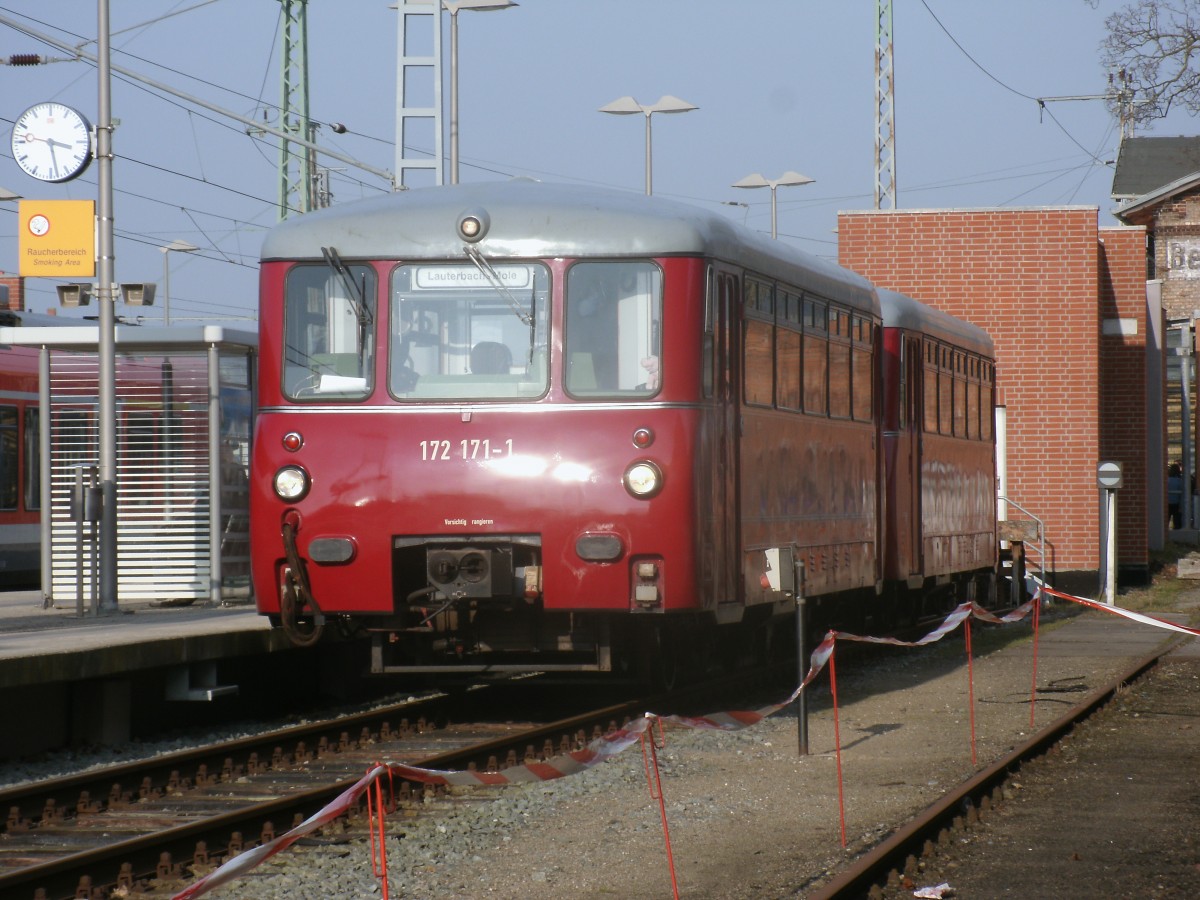 Mit dem schönen Kantersound fuhr der LVT 172 132/171,am 03.März 2014,zwischen Bergen/Rügen und Lauterbach Mole.