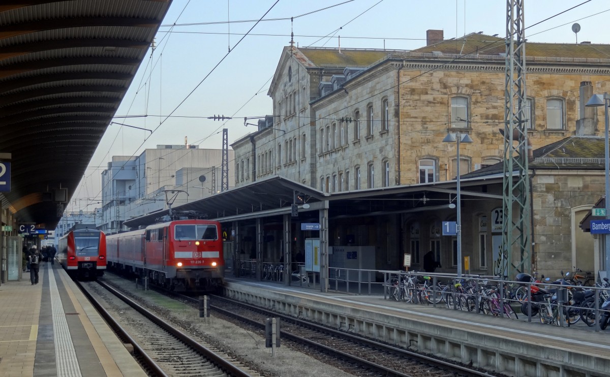 Regionalverkehr in Bamberg: Auf Gleis 1 rechts steht eine RB nach Würzburg, auf Gleis 2 links steht ein RE nach Würzburg.
Aufgenommen im Februar 2015.