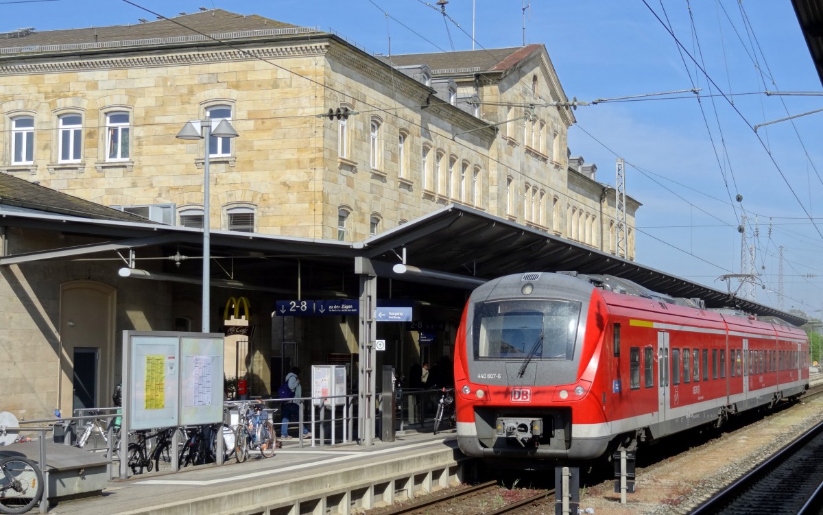 Soeben ist am Gleis 1 in Bamberg eine RB aus Würzburg eingetroffen.
Aufgenommen im April 2014.