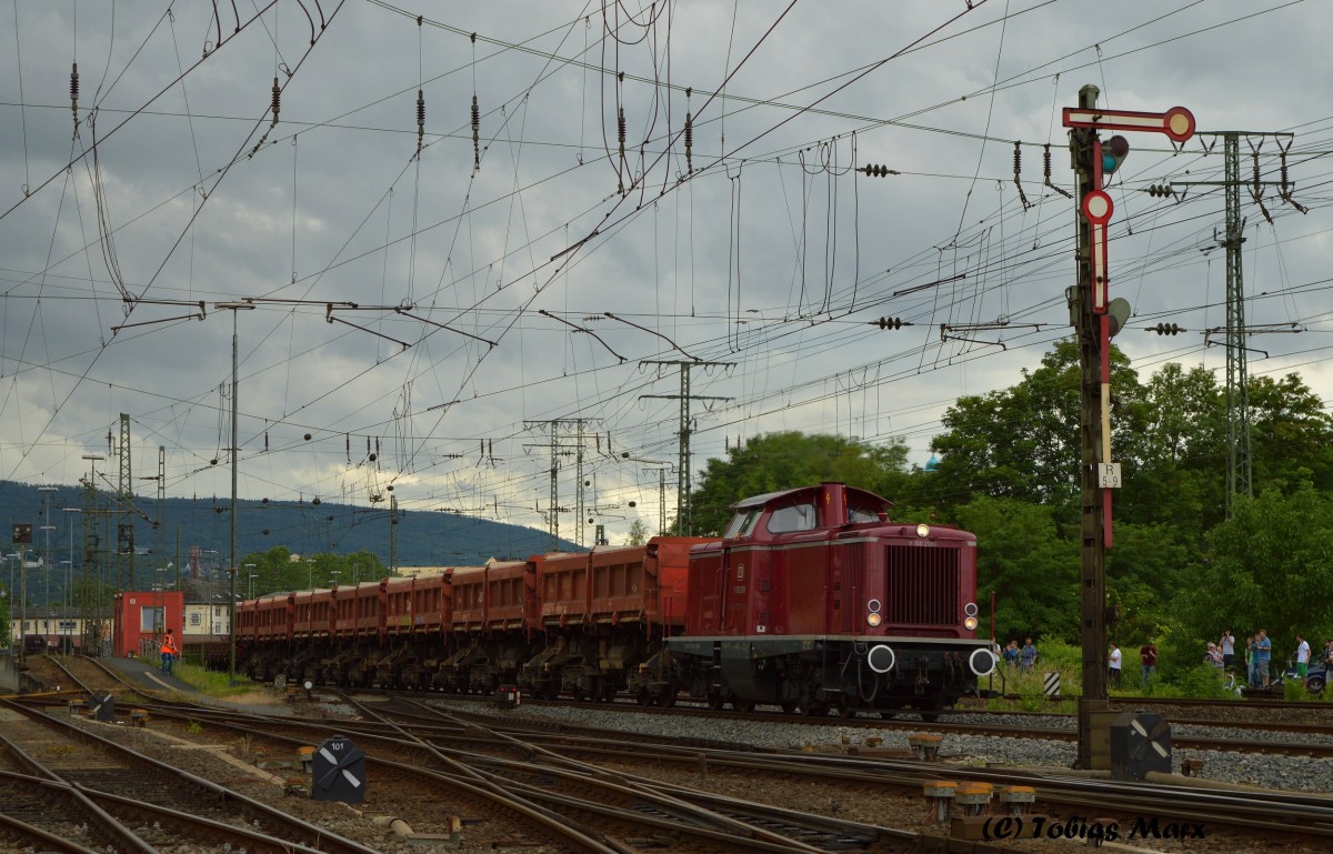 V 100 2091 bei der Durchfahrt durch Koblenz-Lützel Mitte mit einem Bauzug am 13.06.2015