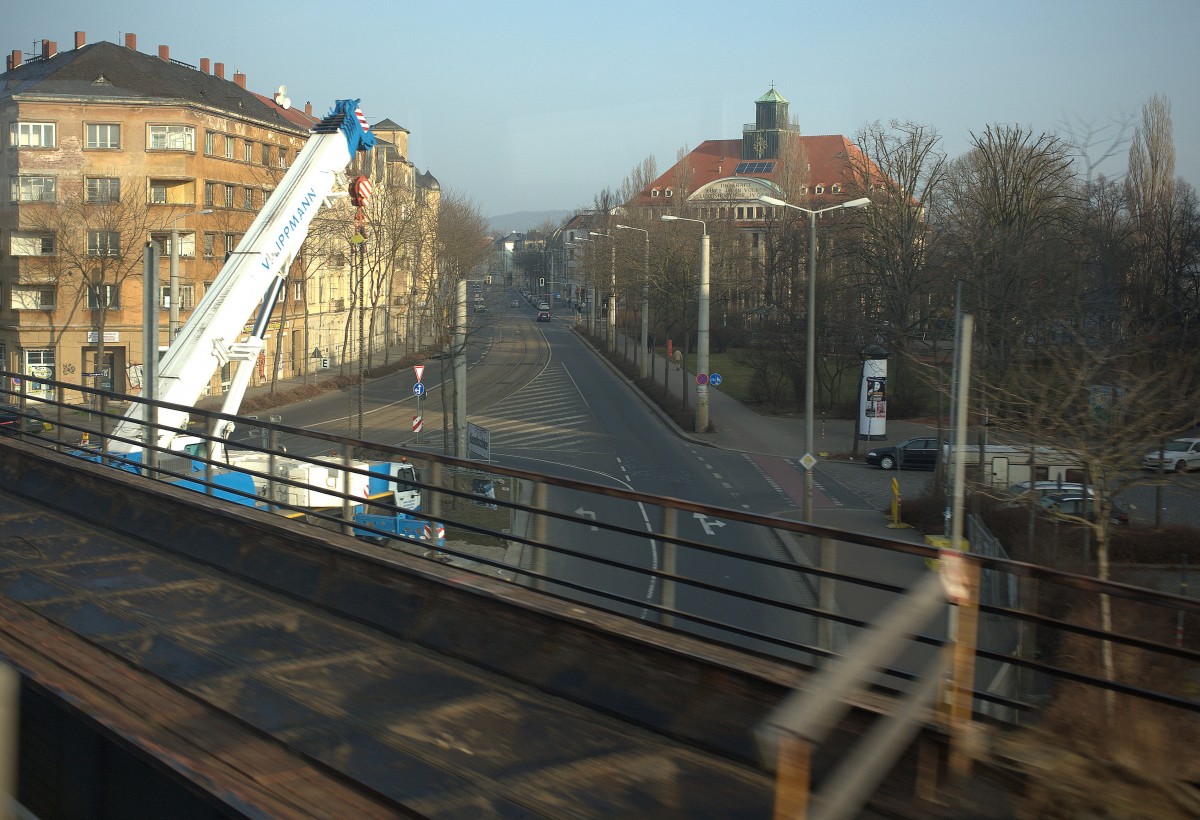 Vorbereitung der Demontage der Brücke über die Großenhainer Str. Aufnahme aus dem vorbeifahrenden ICE. 01.03.2014 08:28 Uhr.