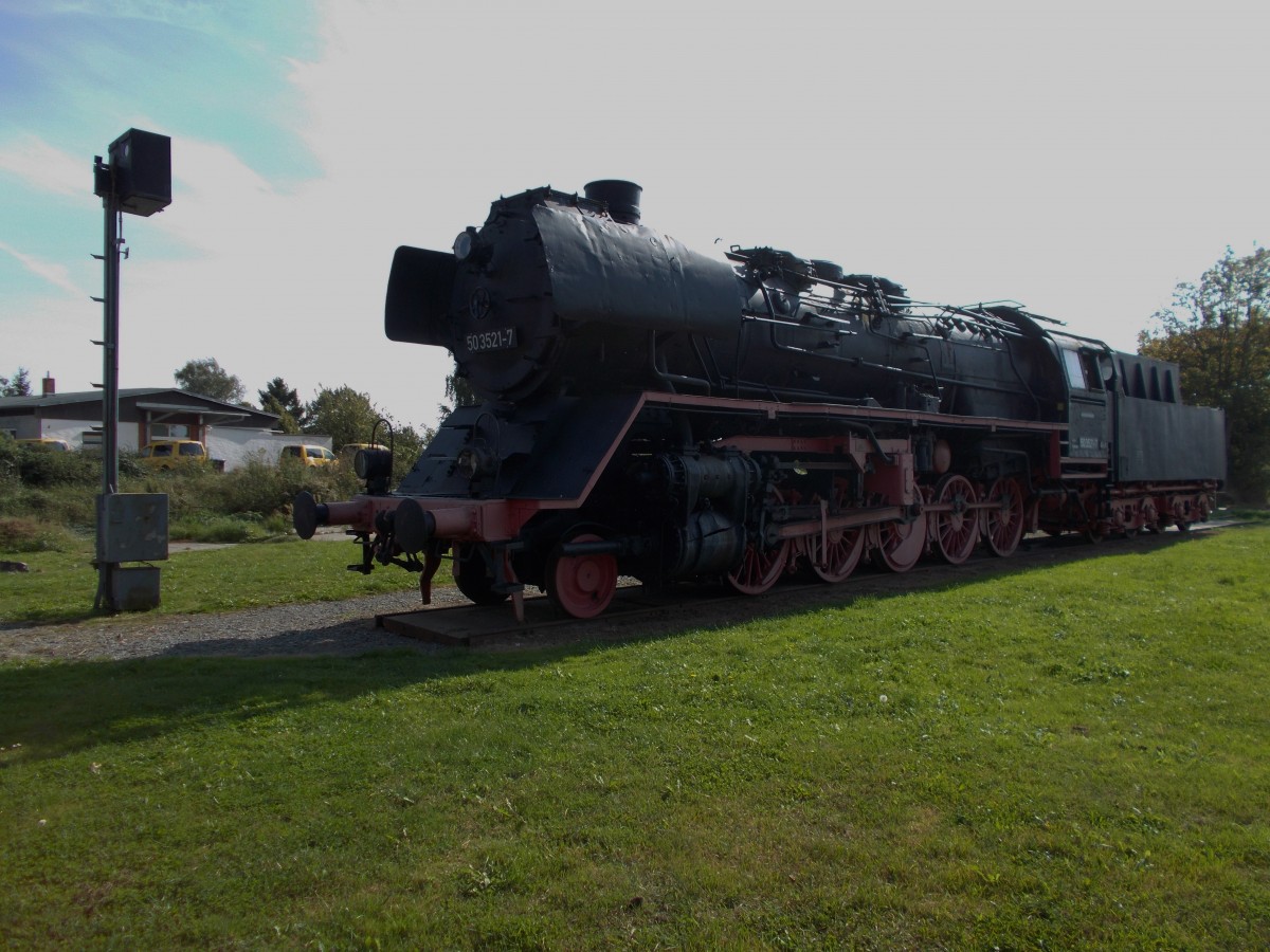 Zusammen mit einem Gleissperrsignal steht die ehemalige Wittenberger 50 3521 vor dem Eisenbahnhotel in Meyenburg.Aufnahme am 28.September 2014.