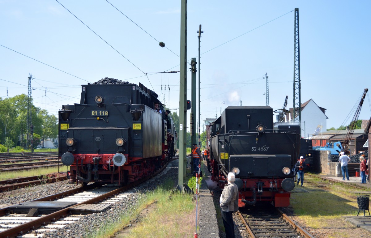 Zwei Frankfurter unter sich. Einfahrt der 01 118 und die 52 4867 in Darmstadt Kranichstein am 14.05.2015