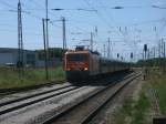 Der Strtebekersonderzug aus Cottbus rauschte,am 06.Juli 2013,mit der EKO-Trans 143 001-6 durch Bergen/Rgen.