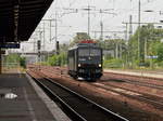 155 007-8 der Erfurter Bahnservice Gesellschaft mbH durchfährt den Bahnhof Berlin Schönefeld Flughafen am 11.