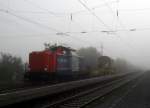 212 311-5 der Nordbayrischen Eisenbahn Gesellschaft durchfuhr am 1.10.14 bei dickem Nebel mit einem Bauzug den Bahnhof Weiterstadt
