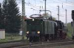 E 77 10 mit einer Lok der Baureihe 52 im Schlepp in Coswig.11.04.2014 18:06 Uhr.