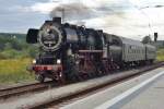Uberraschung in Naumburg (Saale) Hbf am 18 September 2015: 52 8154 mit zwei Wagen pausiert auf deren Weg nach Arnstadt.