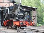 99 4511-4 beim Wasser fassen und Aquarius C wartet am 8.6.2014 auf ihren Zug in Jöhstadt.