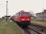 Am 14.04.14 holte die MEG 318 (232 690) wieder einen Lokzug von Saalfeld nach Chemnitz. Es waren dabei 232 694-0, 232 229-5 und 232 146-1 hier die Einfahrt in Triptis. Foto vom Bahnsteigende!